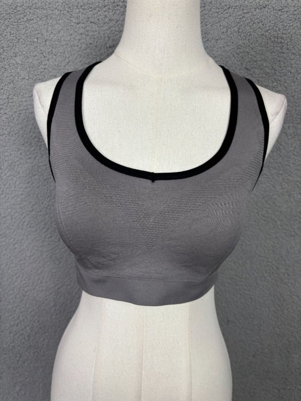 Women's Seamless Gray Sports Bra Removable Pads Racerback Size XL NWOT's.